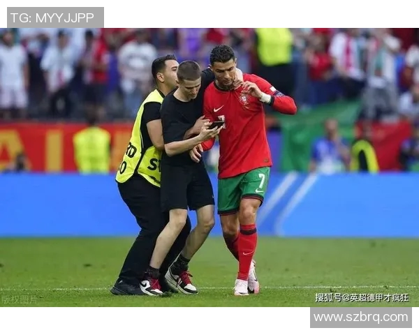 欧冠赛场惊现奇葩事件球迷冲入场内夺走C罗球衣引发热议