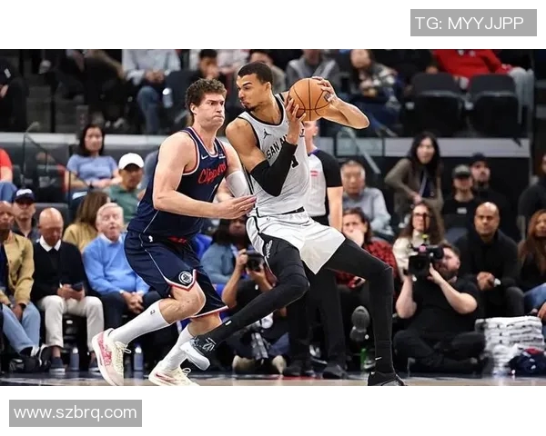 布鲁克洛佩斯：从NBA巨星到篮球战术的创新先锋之路